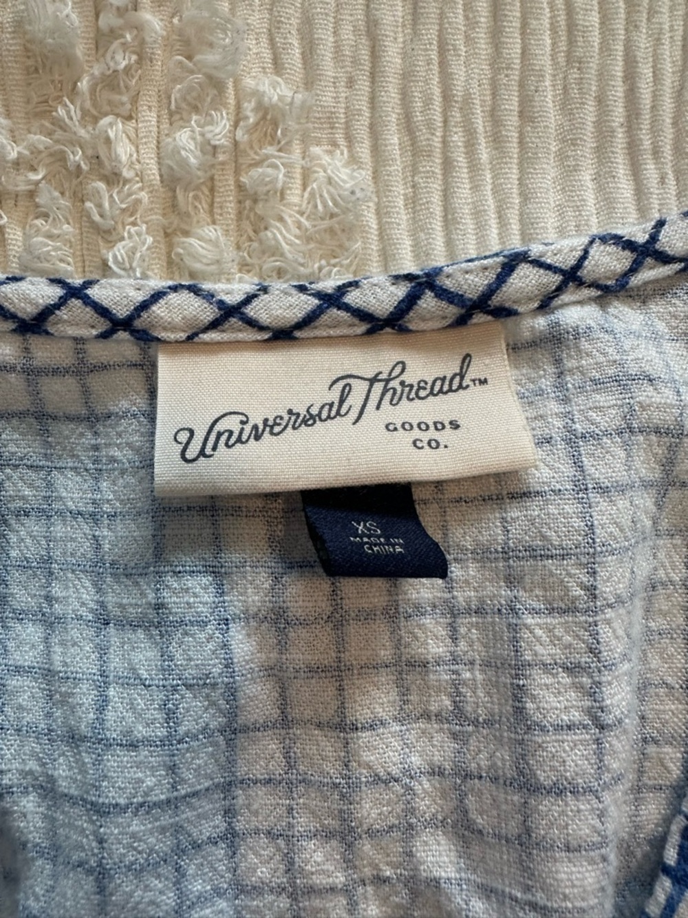 Universal Thread Blue grid v neck - Picture 3 of 3